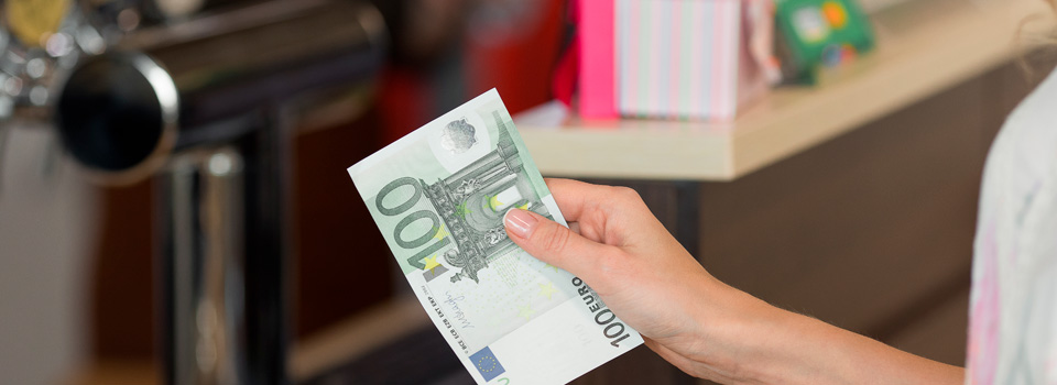 Cómo detectar billetes falsos en tu negocio: un riesgo real que afecta a la rentabilidad